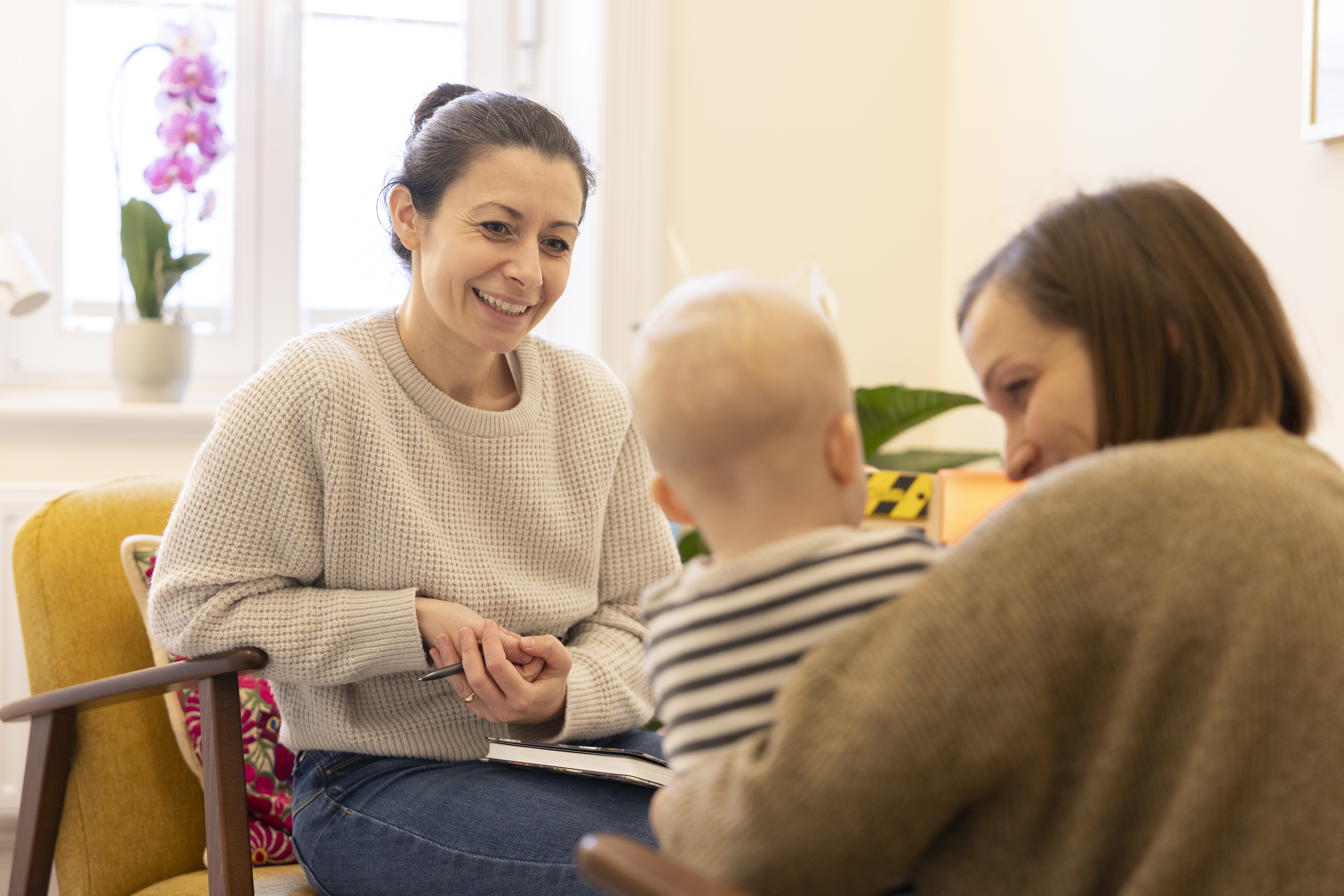 Marcela Alten mit Klientin und Kind